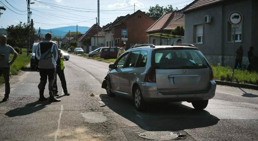Két autó ütközött Miskolcon, mentőre is szükség volt - fotók!
