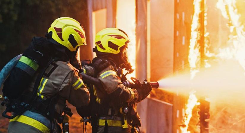 Lángok csaptak fel Szeged egyik utcájában, teljes terjedelmében égett egy épület