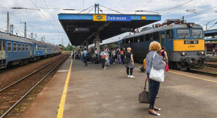 Két nagy volumenű vágányfelújítási munkát indít el a MÁV, az egyik a Miskolc-Debrecen vonalat is érinti – videóval