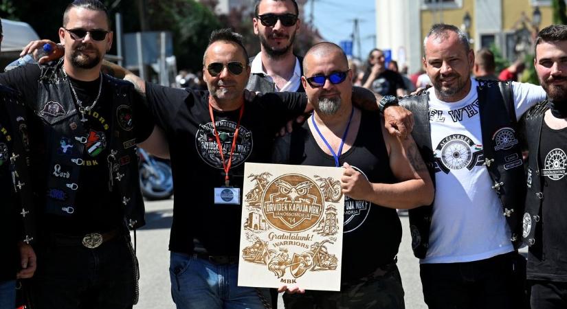 Motorszentelés pünkösdvasárnap: a rekordszámú motoros két gyászoló családot karolt fel - fotók, videó