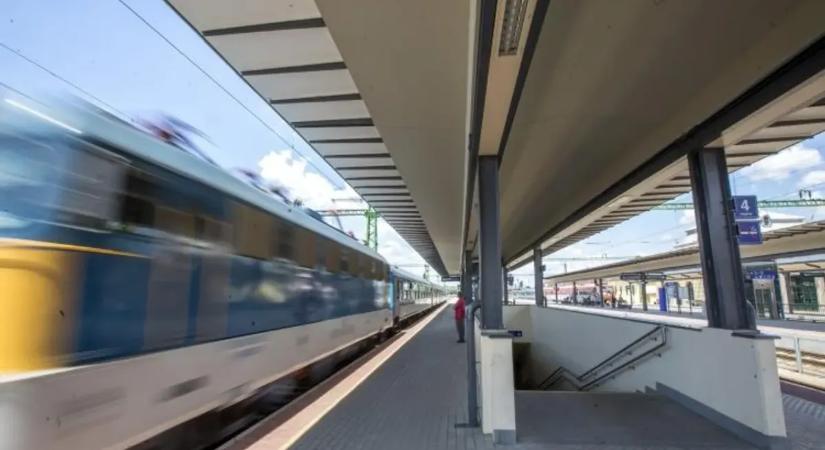 Kitört a pánik Balatonszárszón: mozgó vonat alá zuhant egy férfi