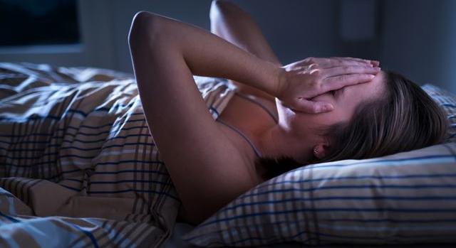 Ártalmatlan esti szokásnak tűnik, mégis tönkreteheti a kapcsolatodat