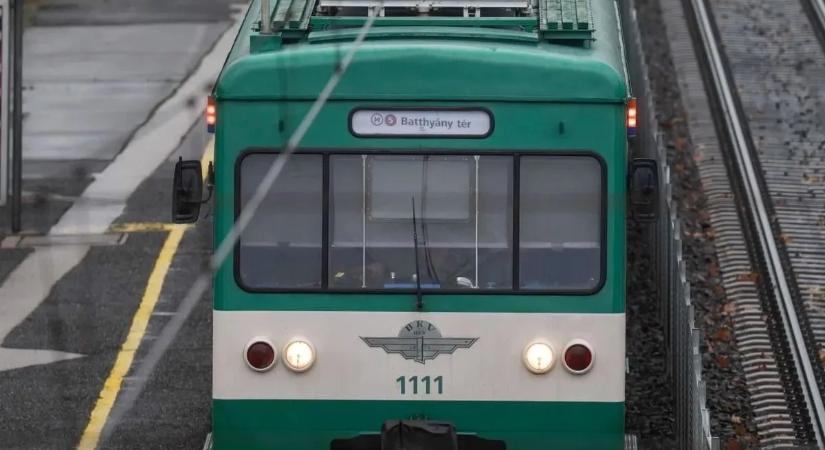Öngyilkosságot kísérelt meg egy férfi a HÉV-en, pánik tört ki a szerelvényen
