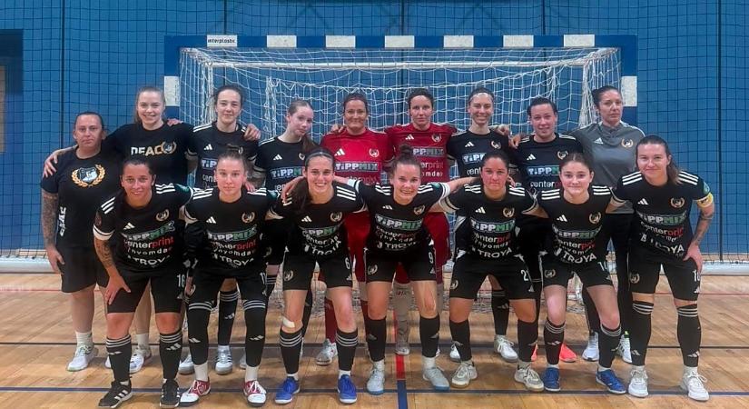 Női futsal: idegenben is nyert, egy győzelemre a címvédéstől a DEAC