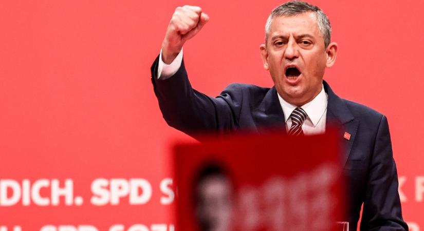 Rohamrendőrök támadták meg az ellenzéki párt székhelyét