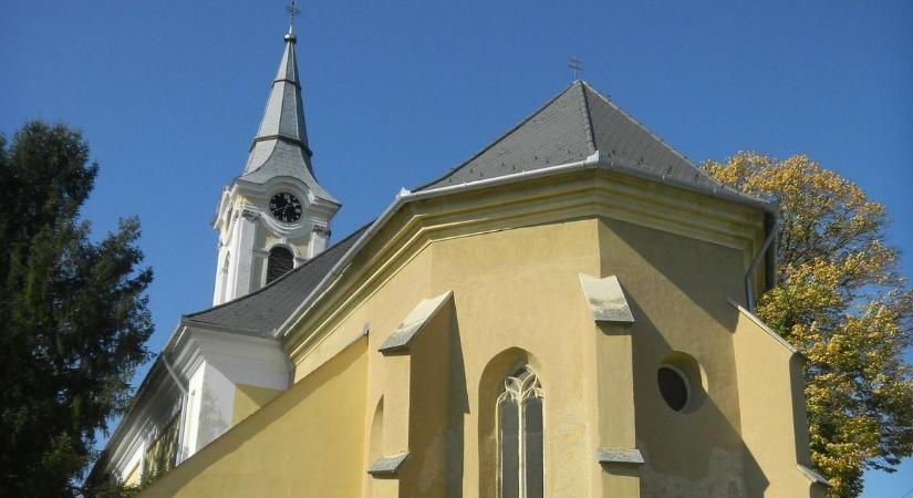 A templom, amely túlélte a török kort, földrengést és átépítéseket — mégis megőrizte középkori arcát