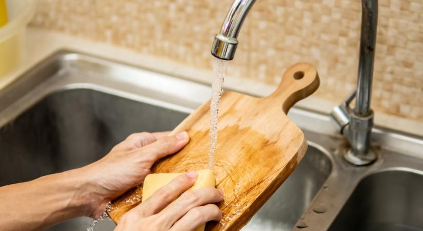 Nem elég elmosni: ezt tedd a fa vágódeszkával, ha nyers csirkét vágtál rajta