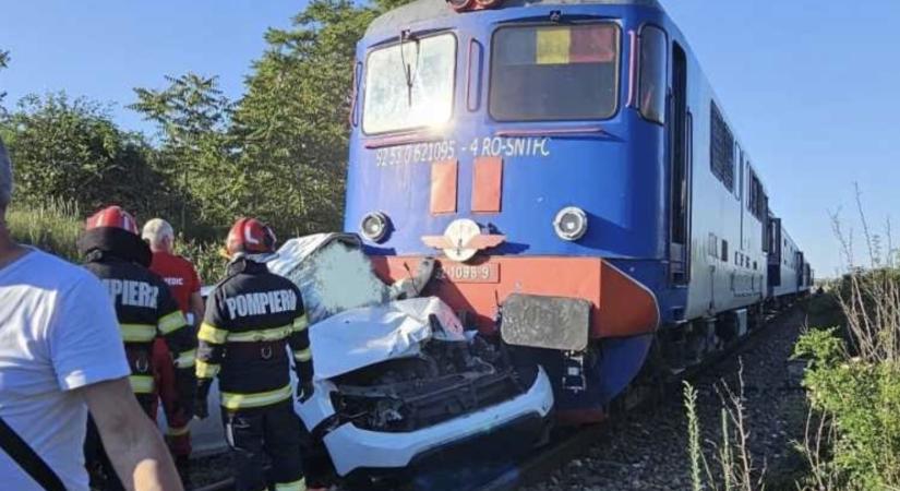 Vonat sodort el egy autót Biharpüspökiben