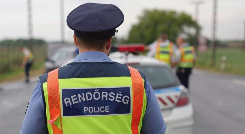 Félig frontálisan ütközött össze két autó a 8-as főúton