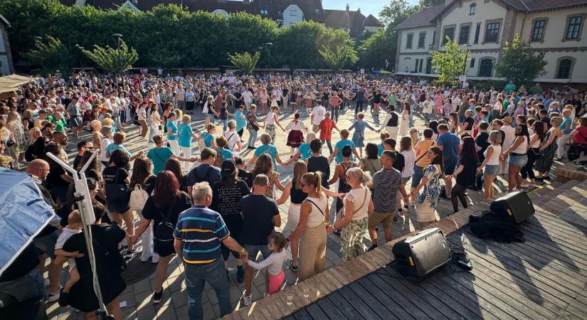 Óriási tömeg, rekordot döntöttek Mohácson: ennyien még nem táncoltak együtt! (VIDEÓ)