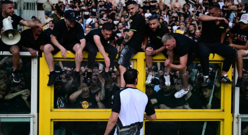 Káosz Olaszországban: szurkolói összecsapás miatt nem tudták elkezdni a sorsdöntő meccset