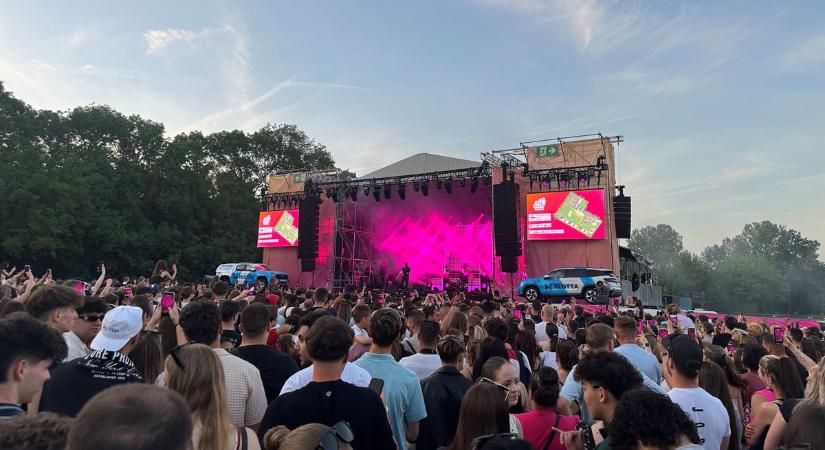Kilenc hónap után tért vissza a színpadra: hatalmas tömeg várta T. Danny-t (videó)