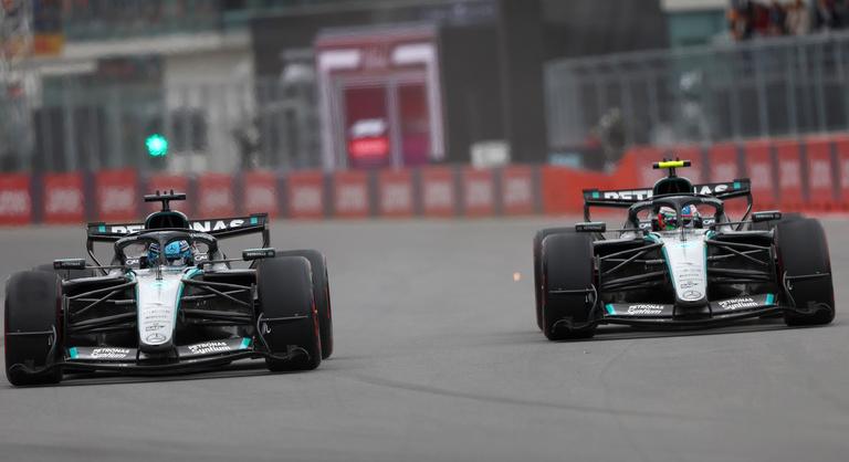 Hatalmasat csatázott a két Mercedes Kanadában, végül Russell technikai hibája után Antonelli ölébe hullott a győzelem