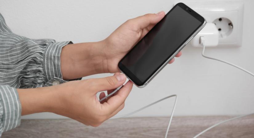Évekkel tovább bírja a telefonod aksija, ha mostantól csak így töltöd fel