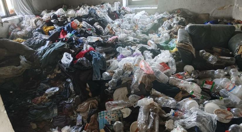 Fertelmes látvány fogadta az önkormányzat munkatársait a temetőnél