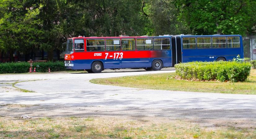 Legendás Ikarusszal oktatták a jövő baleseti helyszínelőit