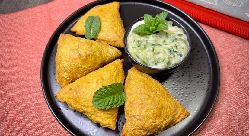 Samosa mentás uborkasalátával – így lesz ez a pikáns indiai batyu tökéletesen ropogós