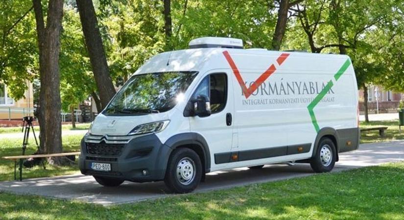Hihetetlen, sajtótájékoztató után eljönnek hozzánk és az igazolványunkat is kérik