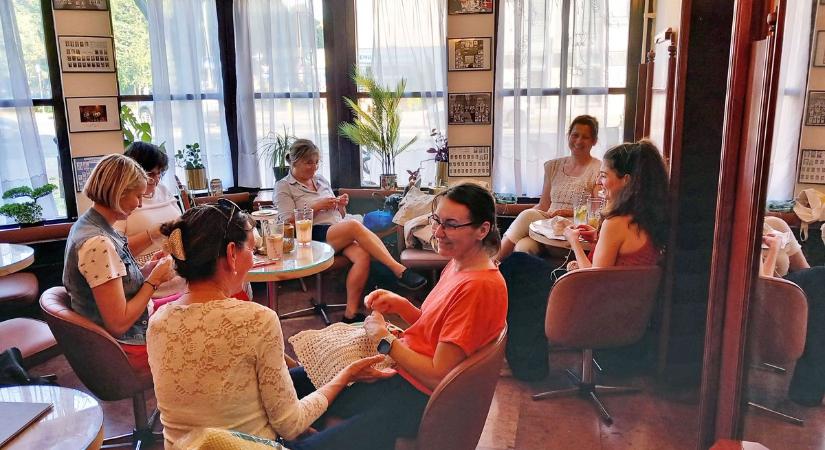 Modern kori fonó az Anna presszóban: fonalból szövődnek új barátságok