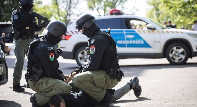 Veszedelmes titkot tudtak meg a karcagi dílerről, kommandósoknak kellett bekeríteniük – videóval
