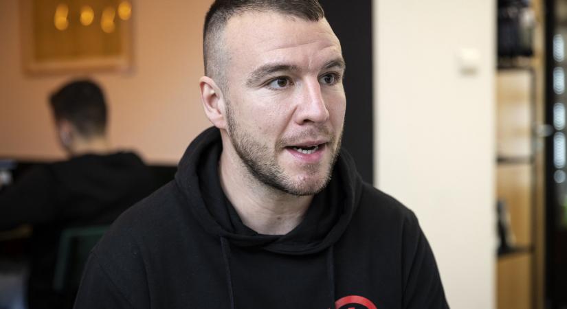 Noár kimerült, kiszáll egy készülő színdarabból