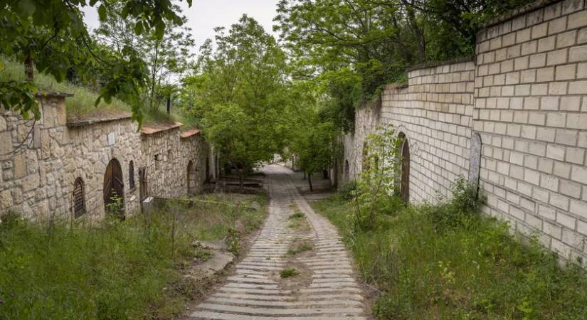 Csak 25 kilométerre van Budapesttől: a külföldiek imádják a magyar „hobbitfalut”