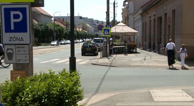 Megrázó videón a debreceni tömegverekedés, ütötték-rúgták egymást az emberek a Péterfián!