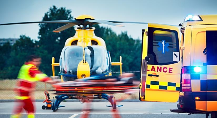 Sokkoló karambol: mentőhelikopter érkezett, két embert a tűzoltók vágtak ki a roncsból