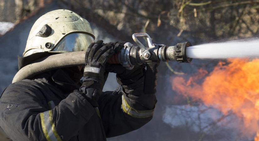 Robbanás rázta meg az utcát, lángok csaptak fel a házból