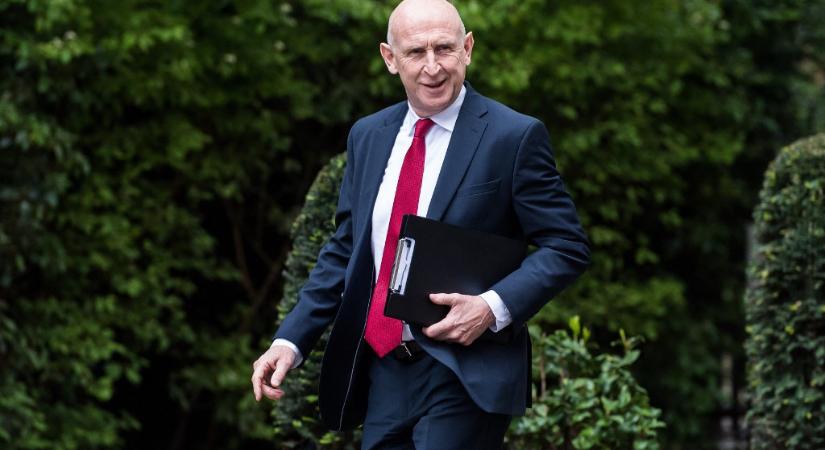 Megzavarták a brit védelmi minisztert szállító gép jelét az orosz határ közelében