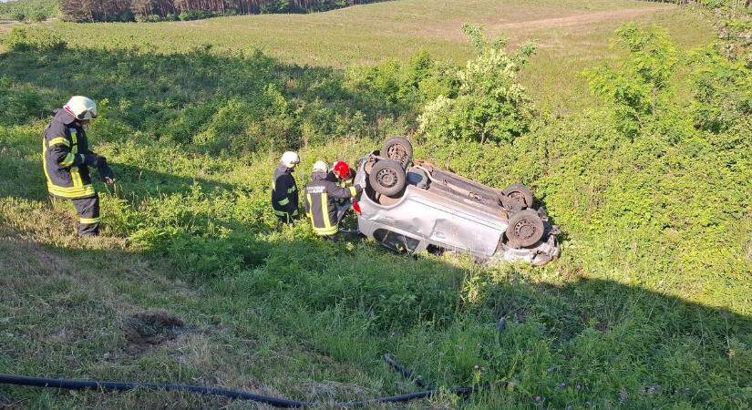 A szalagkorlátot átszakítva, mély árokba zuhant egy autó a 86-os főúton – Fotók a balesetről