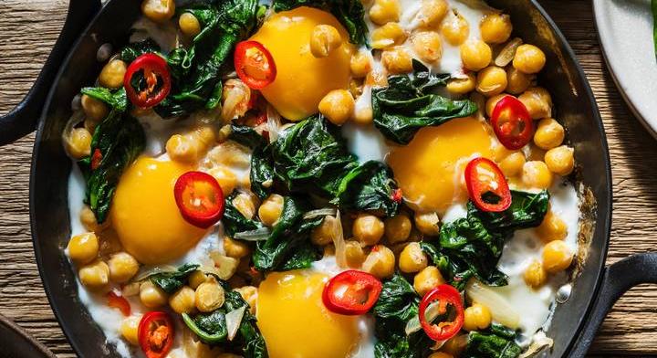 Spenótos-csicseriborsós shakshuka: fűszeres, fehérjedús reggeli