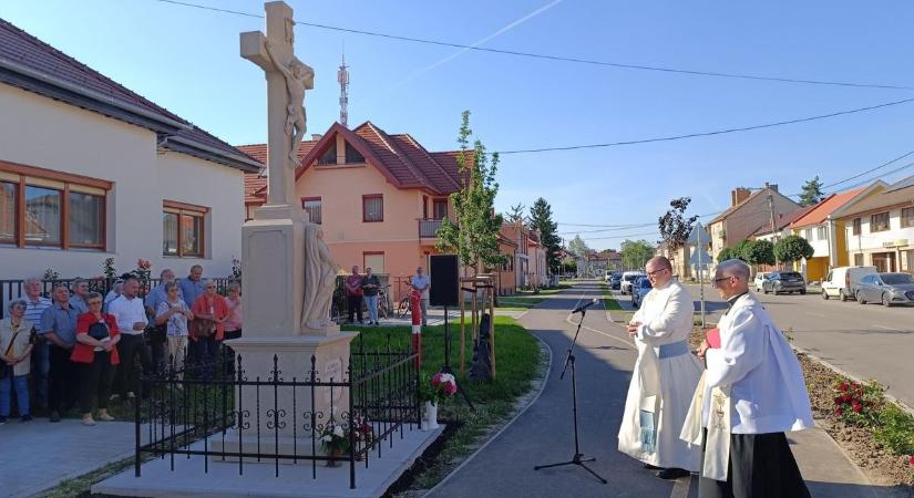 Visszakerült a helyére, felszentelték a 220 éves, megújult Kocsis-keresztet Csornán - fotók, videó