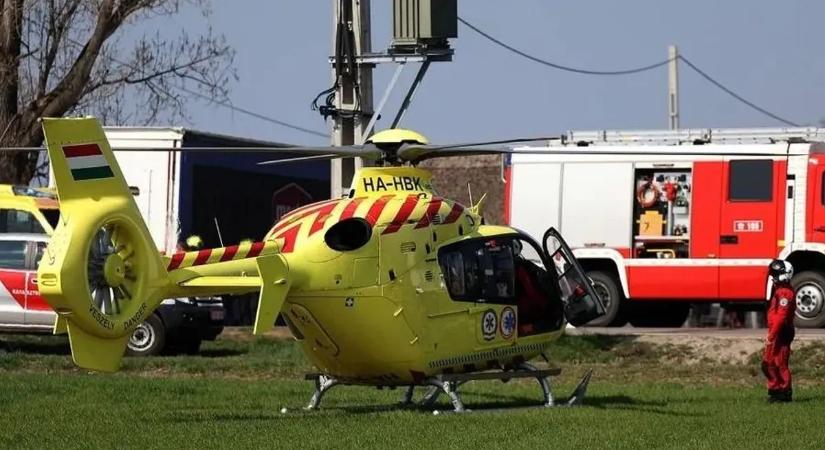 Mentőhelikopter érkezett a brutális baleset helyszínére, roncsokba szorult embereket kellett kivágni Nagyigmándnál