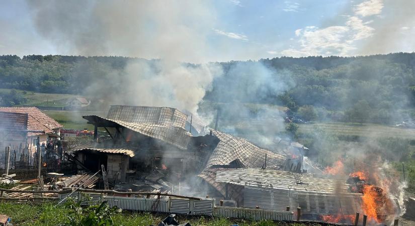 Két lakóház és több melléképület égett le a Maros megyei Gyulason
