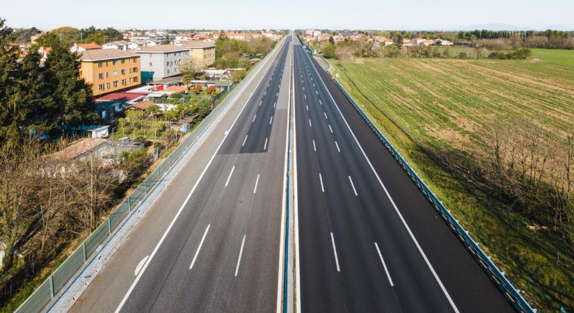 Figyelem! Már élesek az új, szupermodern traffipaxok: nem elég a kameránál lassítani, sokszázezres bírság érkezhet