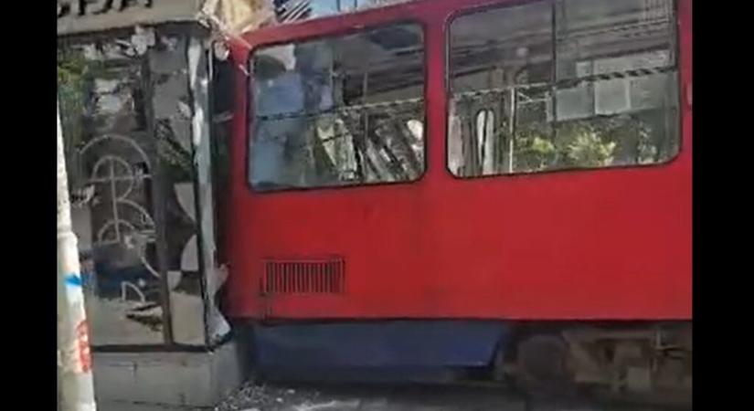 Kisiklott és egy épületnek ütközött egy villamos a fővárosban, többen megsérültek