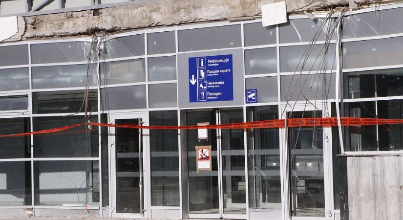 A kínai kivitelezők védettek, nem felelhetnek az előtető leomlásáért