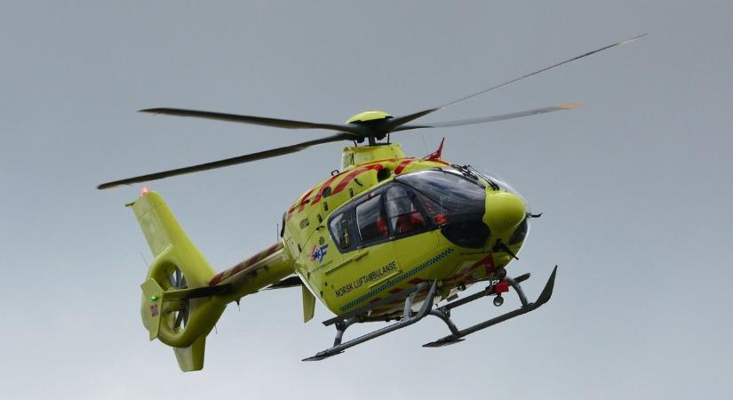 Mentőhelikopter szállt le a 4-es főúton, szörnyű baleset történt