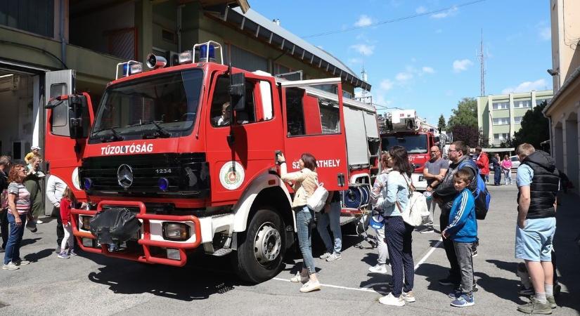 Nyitott szertárkapuk: szirénák, próbariasztások és tűzoltóautók gyermeknapon