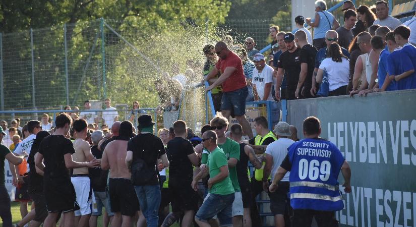 Botrány a Pápa-Haladáson, szurkolók rohantak a pályára