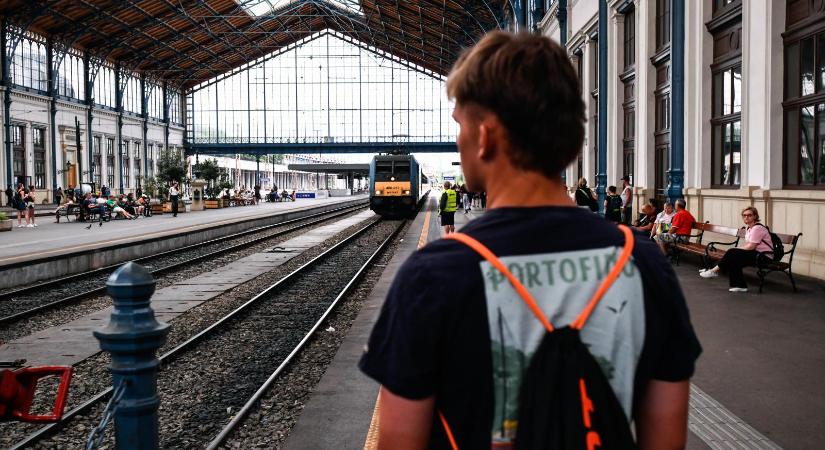 Műszaki hiba miatt hétfő reggel egy időn át nem lehetett a pénztárakban, automatákból vagy a kalauztól jegyet venni a MÁV járataira