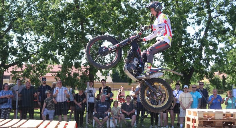 Lélegzetelállító motoros bemutatót tartott a többszörös magyar bajnok a nyárlőrinci falunapon  fotók