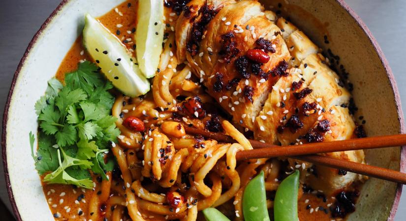Egy tál, ami mindent visz: krémes udon csirkével és pikáns mogyorószósszal