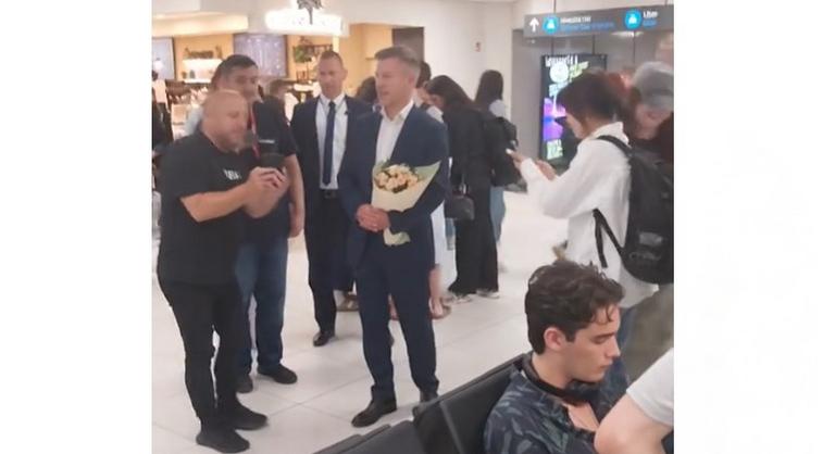 Magyar Péter egy csokor virággal a kezében várta barátnőjét a reptéren