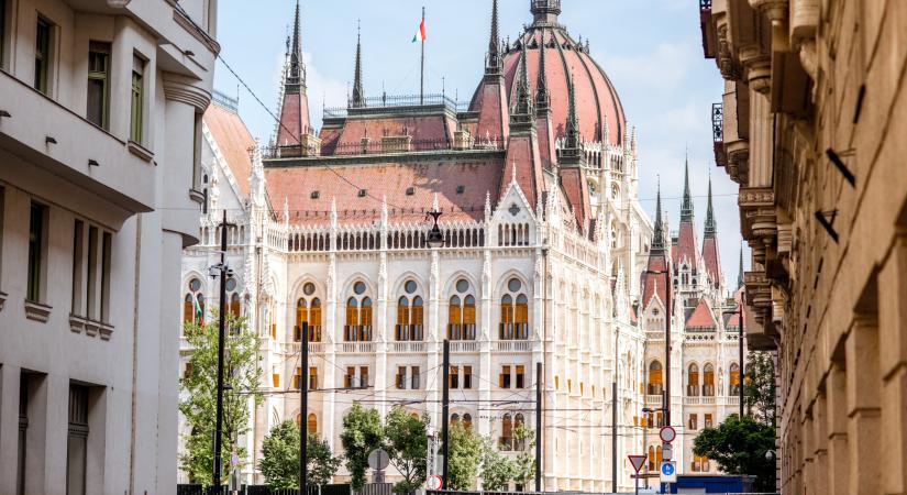 Tisza-kormány: politikai adok-kapokba keveredett Orbán Anita, lemondott Lázár János