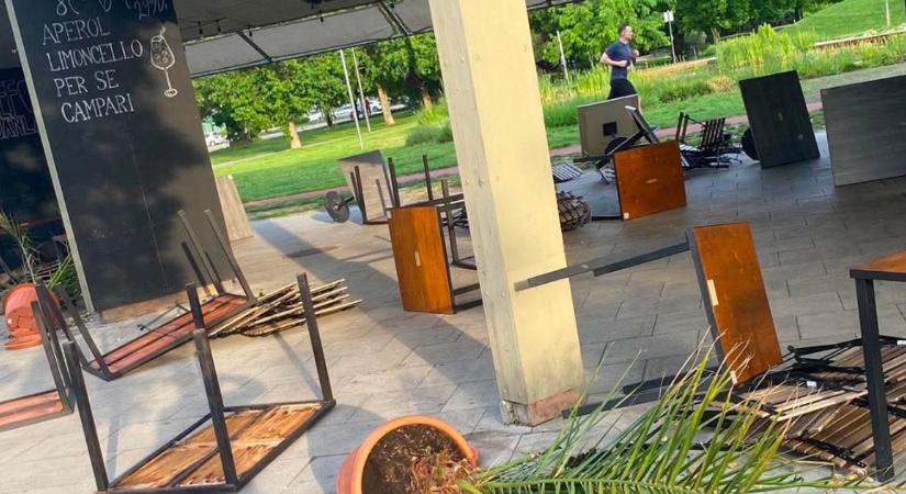 Éjszakai ámokfutó tarolta le a Bikás park közkedvelt éttermének teraszát - fotón és videón a pusztítás