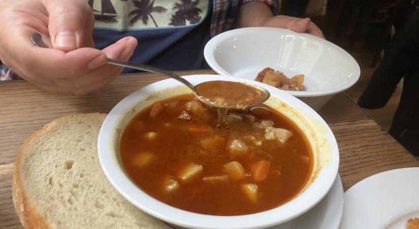 A hely, ahol olyan puha minden, mint Orbán Viktor a választások óta – nagyon fast kicsit food a Mama Goulashban