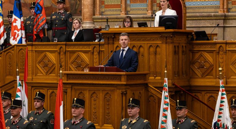Magyar Péter parlamenti beszéde előtt órákkal összecsaphat a Tisza és a Fidesz