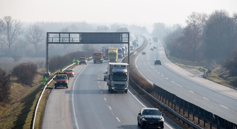 Pofátlan videó az M1-esről: így szökik és bont lezárást a német sofőr a dugóban